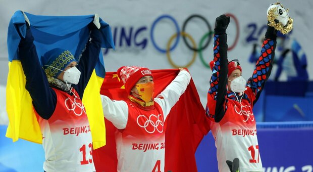 Olimpiadi, sul podio del freestyle sorrisi e battute tra il russo Burov e l'ucraino Abramenko