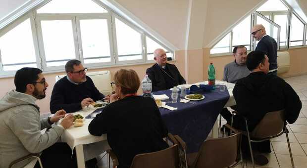 L'arcivescovo Bellandi a pranzo con poveri e volontari per San Giuseppe
