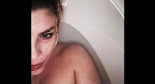 Emma, selfie sexy in vasca da bagno e voci di nuovo flirt...