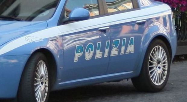 Napoli, venti donne aggrediscono i poliziotti e fanno fuggire un pregiudicato 27enne