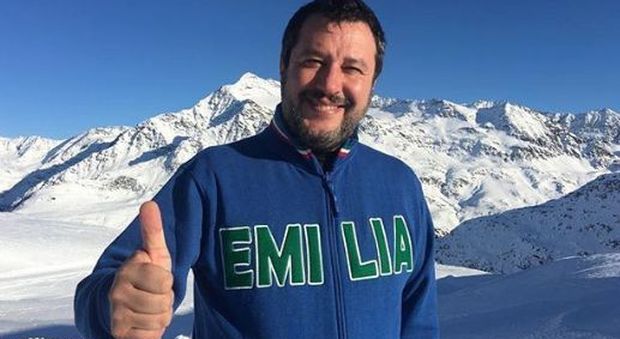 Salvini imita lo schiaffo del Papa e risponde alle critiche: «Fatevi una risata»