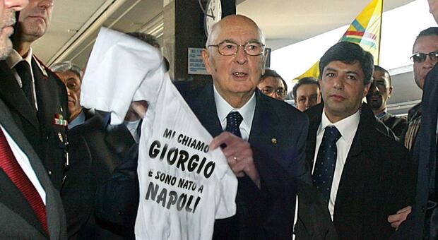 Giorgio Napolitano con la t-shirt stampata in suo onore dopo l'elezione al Quirinale