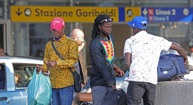 Sesso, droga e falso a Napoli: «Ogni etnia ha il suo mercato, tutti fanno capo alla camorra»