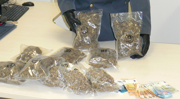 Macerata, sorpreso con più di due kg di marijuana in auto: arrestato 29enne