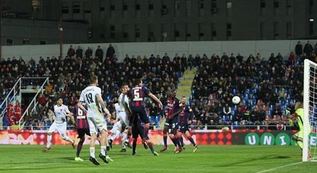 Il Lecce pareggia 2-2 a Crotone Promozione diretta a 4 punti