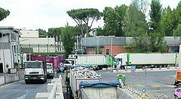 Roma invasa dai rifiuti dall'Appio ad Acilia: impianti pieni, aiuto da due Regioni