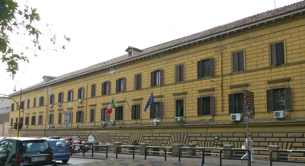 Roma, detenuto romeno sale sul tetto di Regina Coeli e minaccia di buttarsi: condannato a 10 anni per stupro