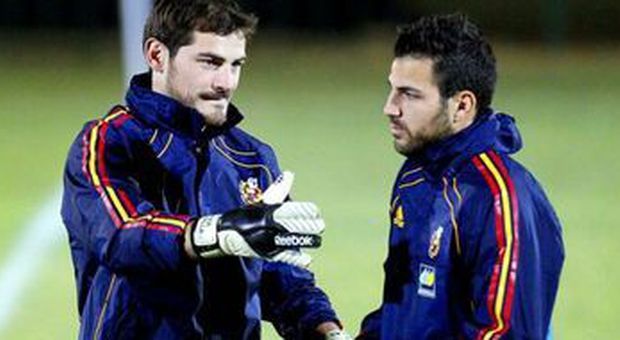 Casillas, a sinistra, e Fabregas