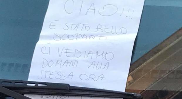 "Ciao, è stato bello...", il foglietto lasciato sull'auto a Roma: scherzo o vendetta di un'amante?