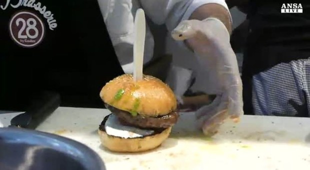 Il boccone dell'hamburger gli va di traverso, bagnino soffoca e muore davanti ai genitori