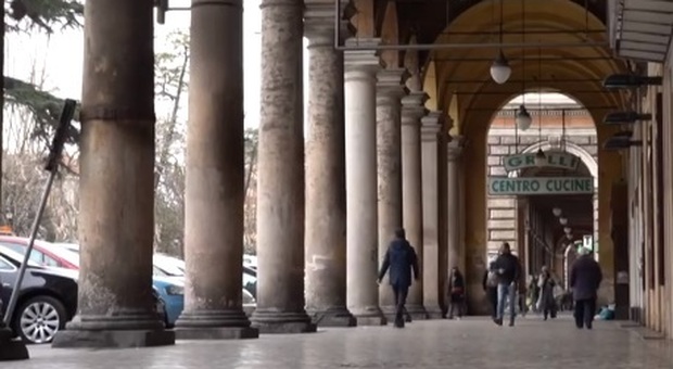 Roma, i portici di piazza Vittorio “liberati” dalle bancarelle, ma è corsa al merito per lo spostamento
