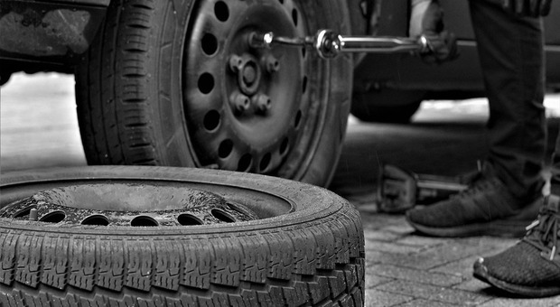 Preso il ladro seriale di pneumatici alle auto in sosta nel quartiere Africano: aveva già fatto più di 50 colpi