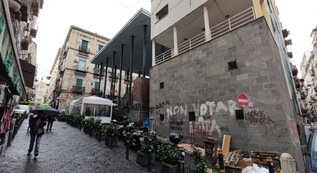 Quartieri Spagnoli, viaggio nel mercatino abbandonato di Sant'Anna di Palazzo: «Trent'anni di degrado»