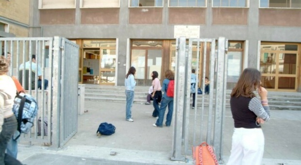 Top e jeans strappati vietati al liceo anche per i prof. La circolare della preside dell'istituto di Lecce: «Chi non rispetta le regole sarà allontanato»