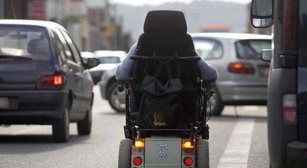 Disabile sulla sedia a rotelle, guida e cammina: denunciato falso invalido