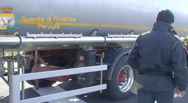 Carburanti, a Perugia raffica di irregolarità sui prezzi. I consumatori: già oltre due euro al servito