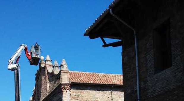 Pesaro, lavori sul tetto della chiesa della Madonna delle Grazie