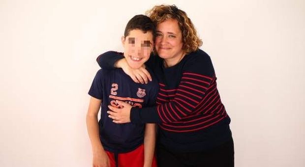 Ha la paralisi cerebrale, per i medici è spacciato: «Mio figlio oggi ha 12 anni e cammina da solo»