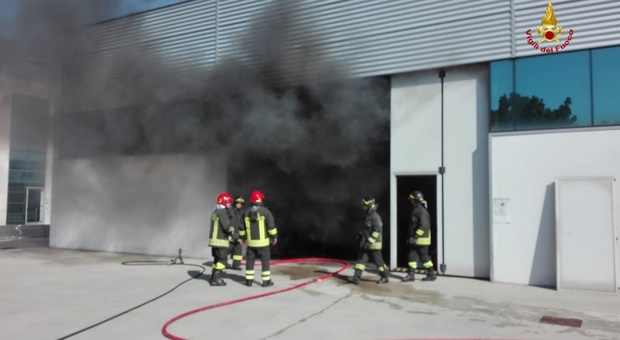 Incendio in una fabbrica: fiamme da un furgone parcheggiato all'interno