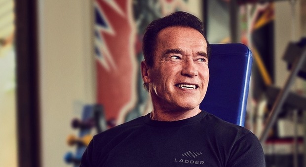 Schwarzenegger fa i conti con l'età: le ginocchia non reggono. Allo squat preferisce la bicicletta