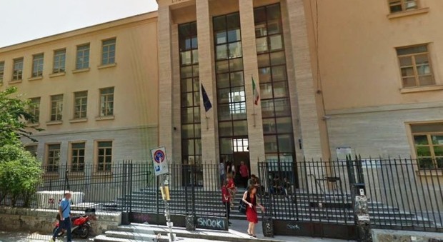 Palermo, spray urticante a scuola: panico tra gli studenti, identificati due 14enni