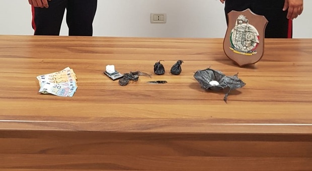 Urbino, cocaina nelle mutande e nascosta nel frigo di casa: arrestati due albanesi