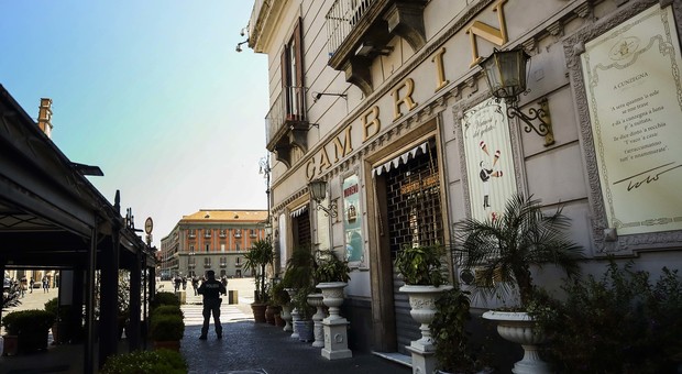 Napoli e la fine del lockdown: fase 2 a rilento, la città riapre solo a metà