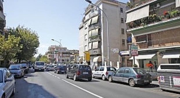 Via di Torrevecchia, si apre una voragine di 7 metri. Traffico in tilt