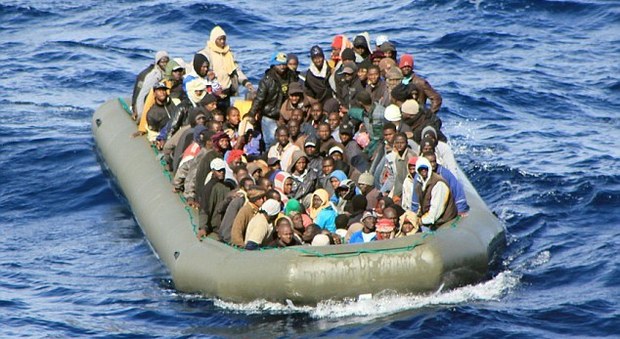 Migranti cadono dal gommone e annegano: otto cadaveri recuperati