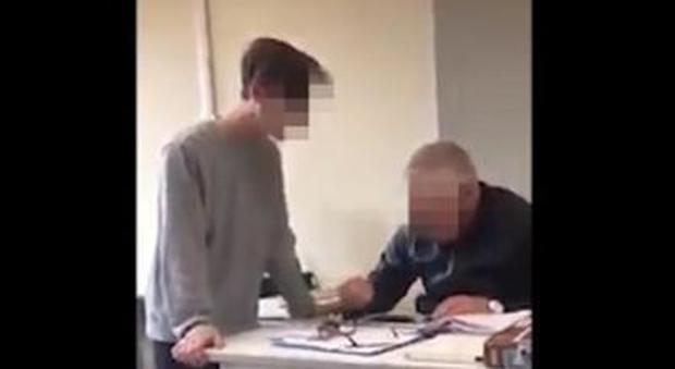 «Inginocchiati e mettimi 6», professore bullizzato in classe da un suo aluno: il video choc diventa virale
