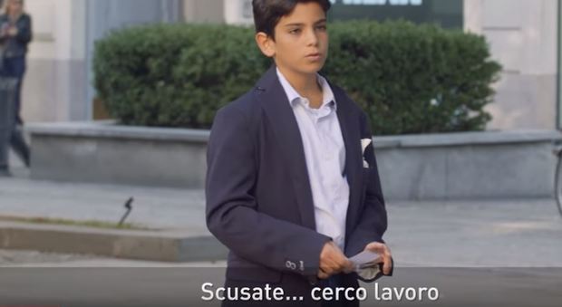 Fondazione L’Albero della Vita contro la povertà minorile: l'esperimento sociale del piccolo Matteo che cerca lavoro per strada. VIDEO