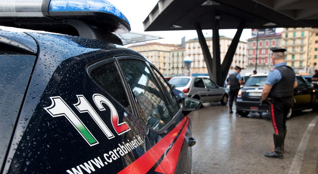 Napoli, terrore tra la folla di piazza Garibaldi: 35enne accoltellato davanti alla stazione