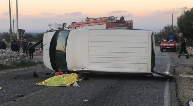 Si ribalta col furgone al rientro a casa dopo il lavoro: muore una donna di 46 anni