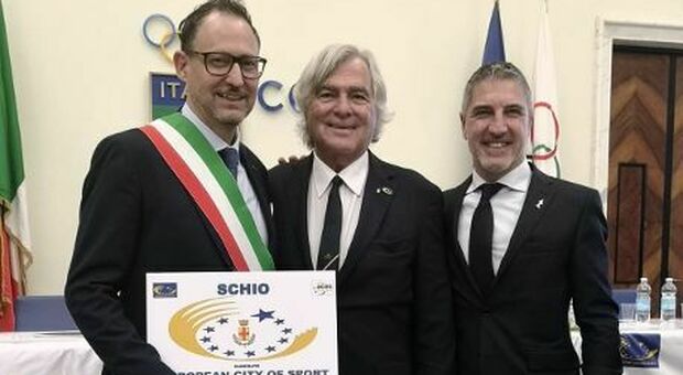 L'assessore scledense Munarini, a sinistra, con Francesco Lupatelli, presidente Aces Europe Italia e il consigliere comunale Domenico Storti