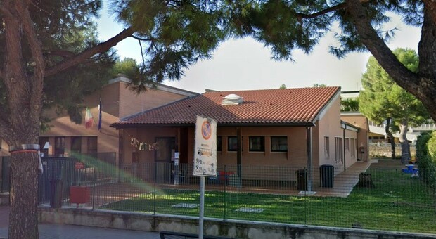 Porto Sant'Elpidio, più spazio e verde per la scuola di via Pesaro dopo la demolizione dell'ex centro sociale