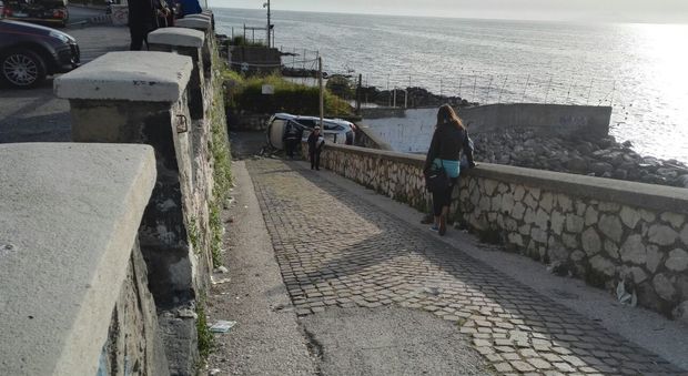 Paura sulla statale sorrentina: auto sfonda parapetto e cade in spiaggia