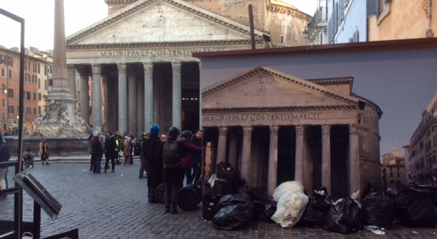 Spazzatura con vista Pantheon, sfregio al pannello anti-degrado