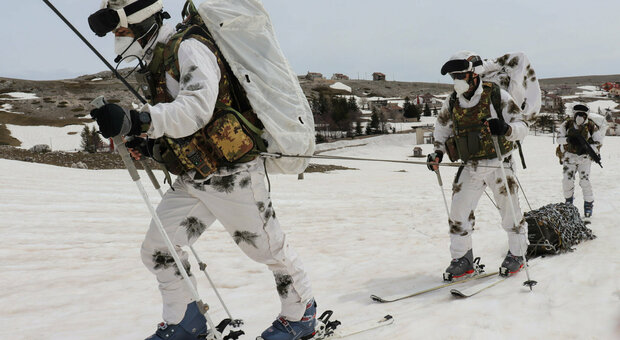 Esercitazione sulla neve per gli artiglieri del 17° reggimento di Sabaudia