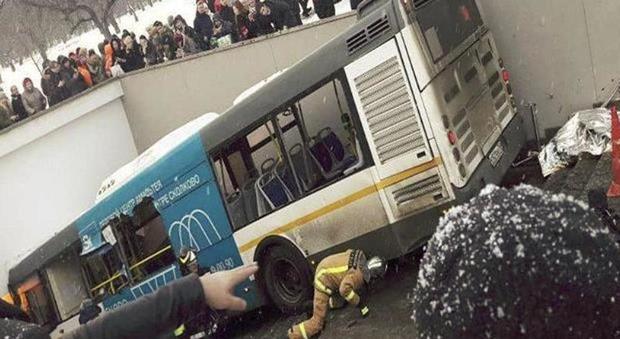 Mosca, bus sulle scale della metro: almeno 4 morti e 15 feriti