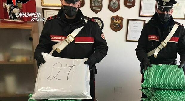 Carabinieri - Il sequestro dei 26 chili di marijuana detenuta da due cittadini cinesi