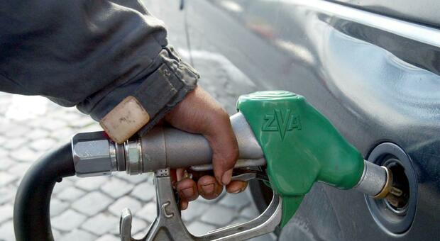 Nelle Marche la benzina meno cara: «Ma con la crisi di Suez aumenterà»