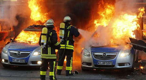 Proteste anti-austerity per nuova sede Bce: 7 auto della polizia in fiamme, 8 agenti feriti