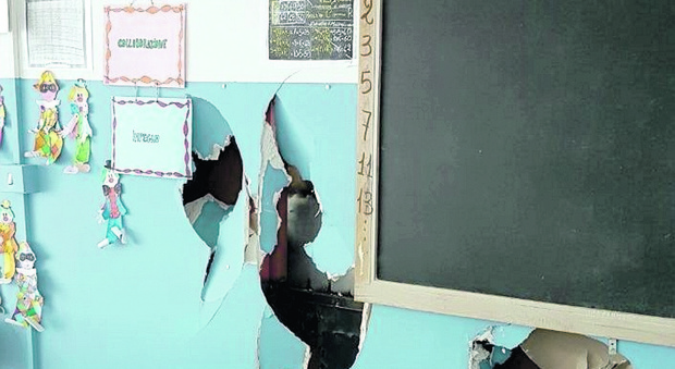 Le telecamere non bastano: raid dei vandali a scuola. Devastata la “Pirandello”