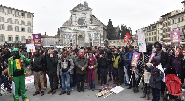 Firenze, in migliaia al corteo antirazzista per ricordare il senegalese ucciso