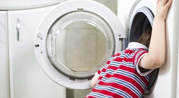 Bimbo di 3 anni gioca a nascondino, finisce dentro la lavatrice e muore per asfissia