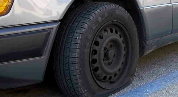 Pesaro, bucano le gomme per ripulire le auto dei proprietari distratti: ladri seriali incastrati da una vittima