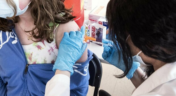 Vaccini, dai medici di base nel Lazio senza fasce d'età. «Tocca anche ai 30enni»