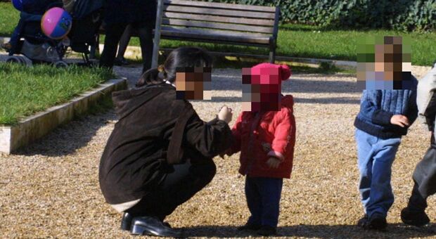 Babysitter introvabili a Roma: i genitori cercano figure sempre più qualificate, la paga media è 10 euro