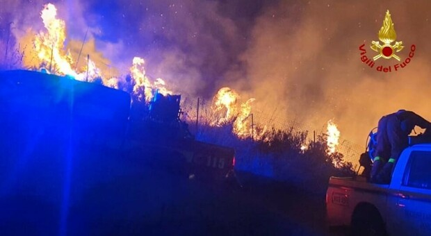 Vasto incendio a Gaeta, le fiamme minacciano le abitazioni e un deposito di carburante