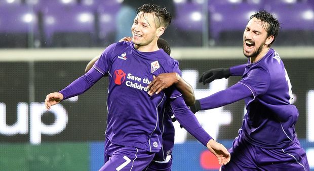 Fiorentina-Carpi 2-1, Zarate si presenta con un gol in pieno recupero: la Viola soffre ma è ancora terza